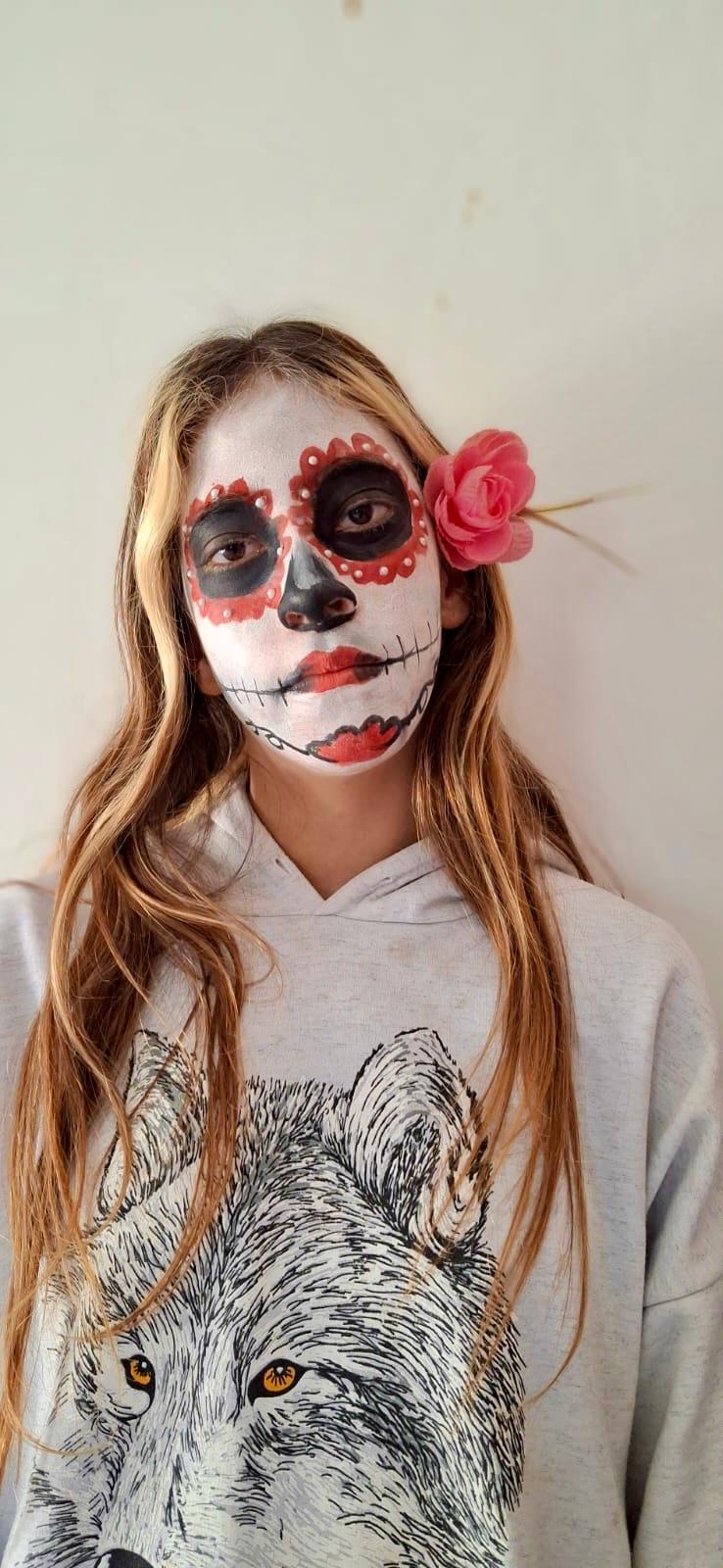 TALLER DE MAQUILLAJE ARTÍSTICO EN EL CENTRO DE BARRIO DE COLONIA NICOLICH.