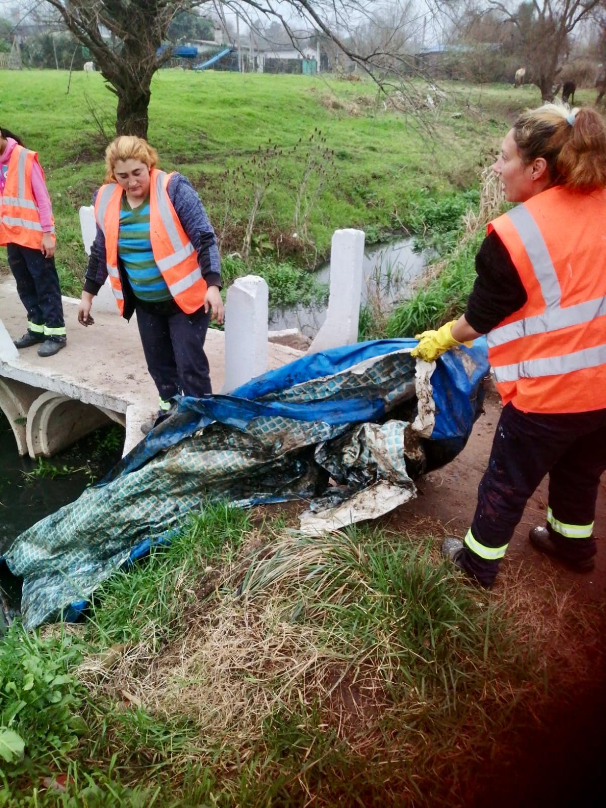 TRABAJOS EN EQUIPO: FUNCIONARIOS DEL MUNICIPIO NICOLICH - CIUDAD GRAL. LIBER SEREGNI Y TRABAJADORES DEL PROGRAMA 