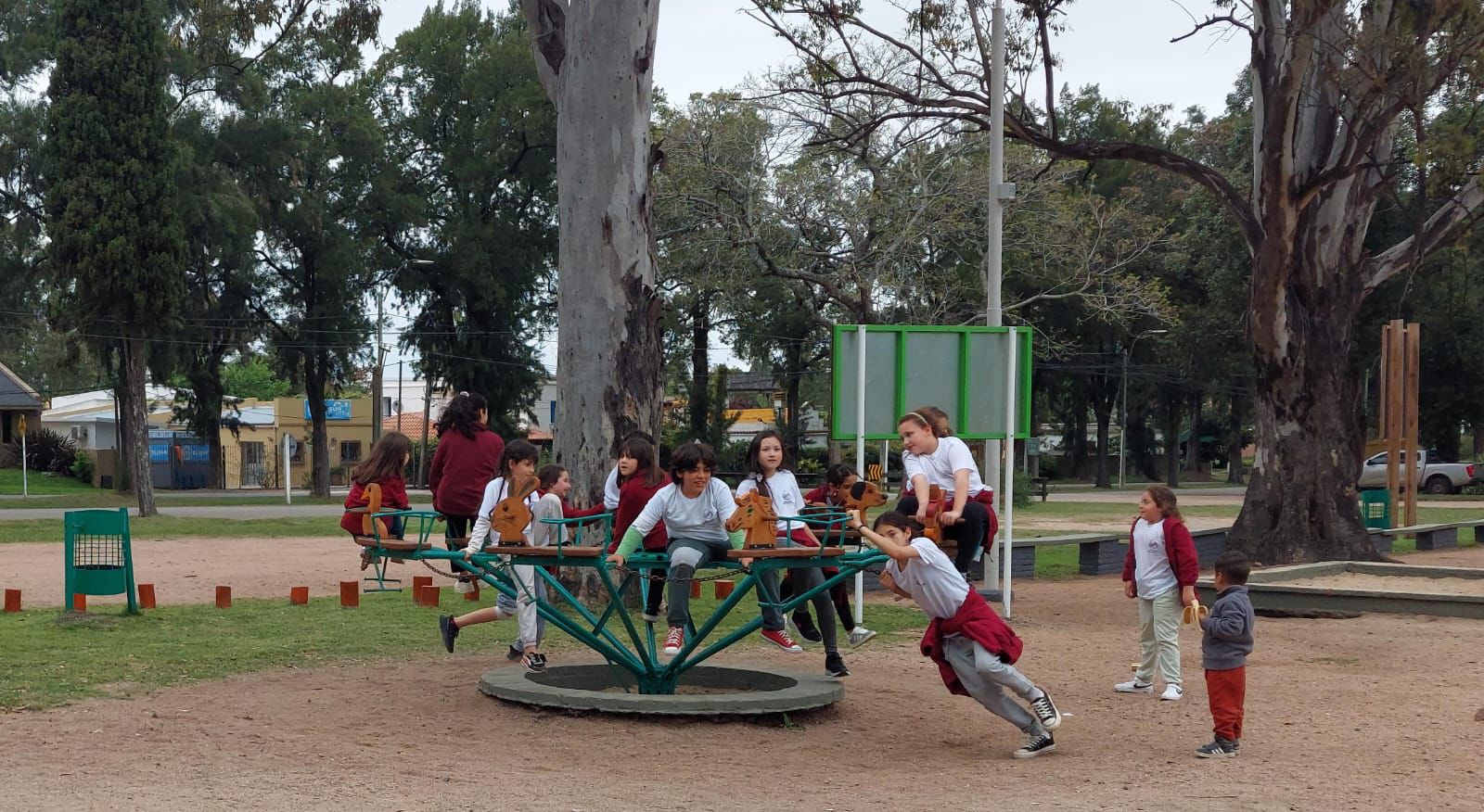 ORQUESTA JUVENIL DE LA CIUDAD GRAL. LIBER SEREGNI EN FLORES.