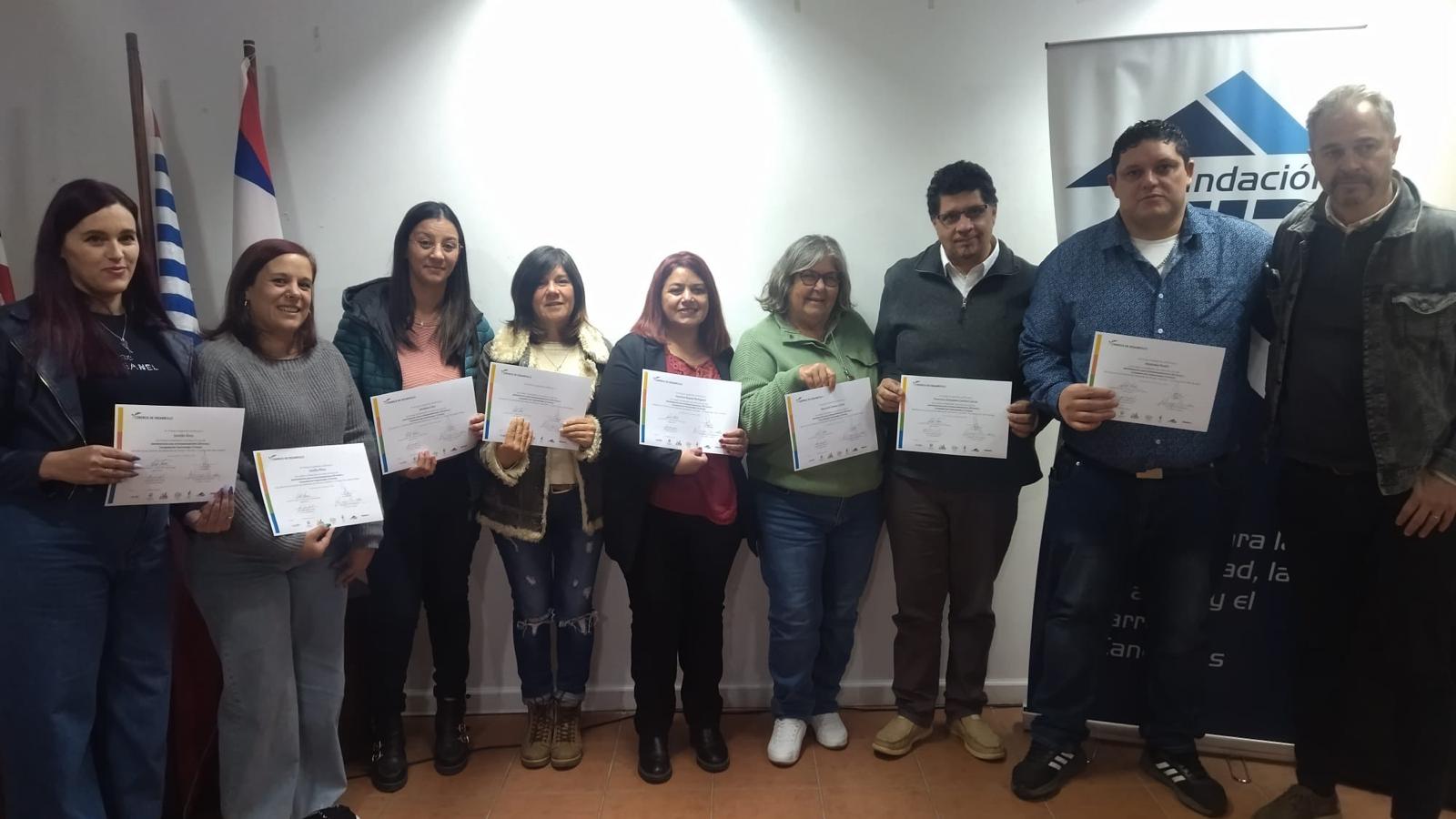 CIERRE DEL CICLO CON ENTREGA DE CERTIFICADOS DE CURSOS DE LOS CENTROS DE DESARROLLO.