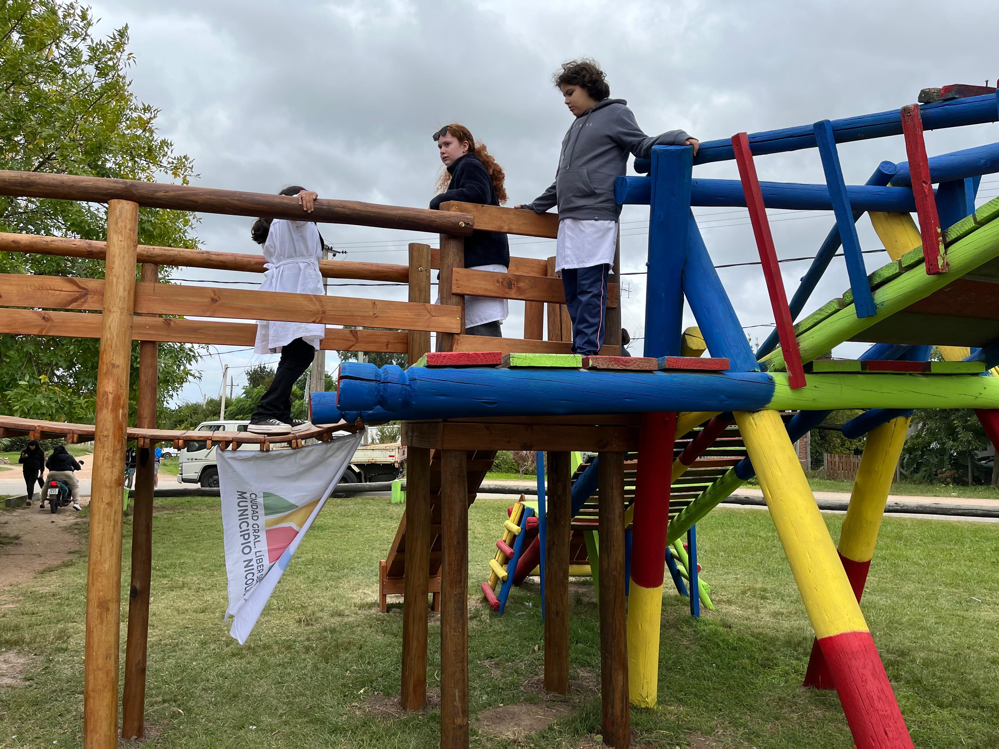 INSTALACIÓN DE PLACA E INAUGURACIÓN DE JUEGOS EN PLAZA 