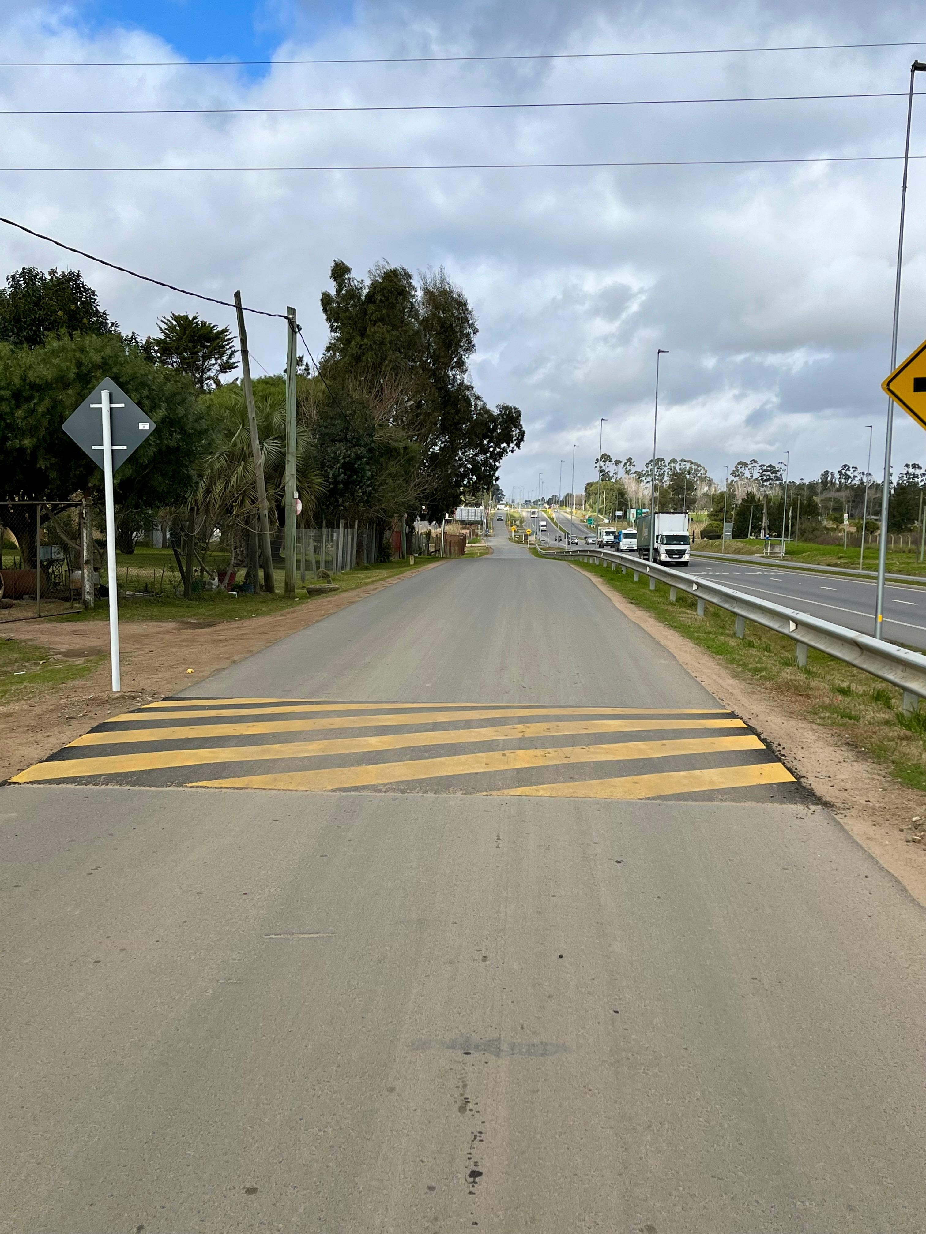 INSTALACIÓN DE LOMADAS EN CALLE AUXILIAR DE LA RUTA 101.