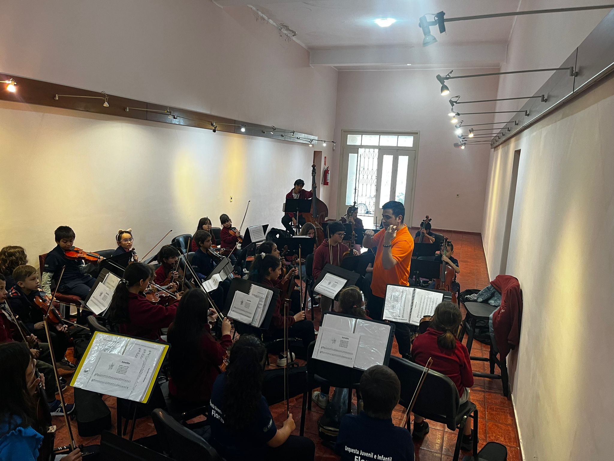 ORQUESTA JUVENIL DE LA CIUDAD GRAL. LIBER SEREGNI EN FLORES.