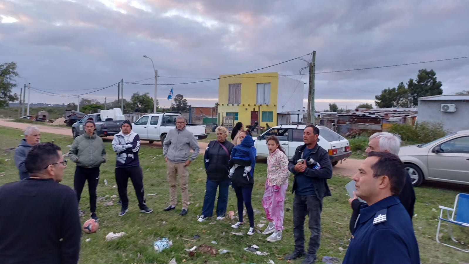 REUNIÓN EN EL BARRIO NUEVO DE COLONIA NICOLICH POR BASURALES SOBRE EL BAÑADO.