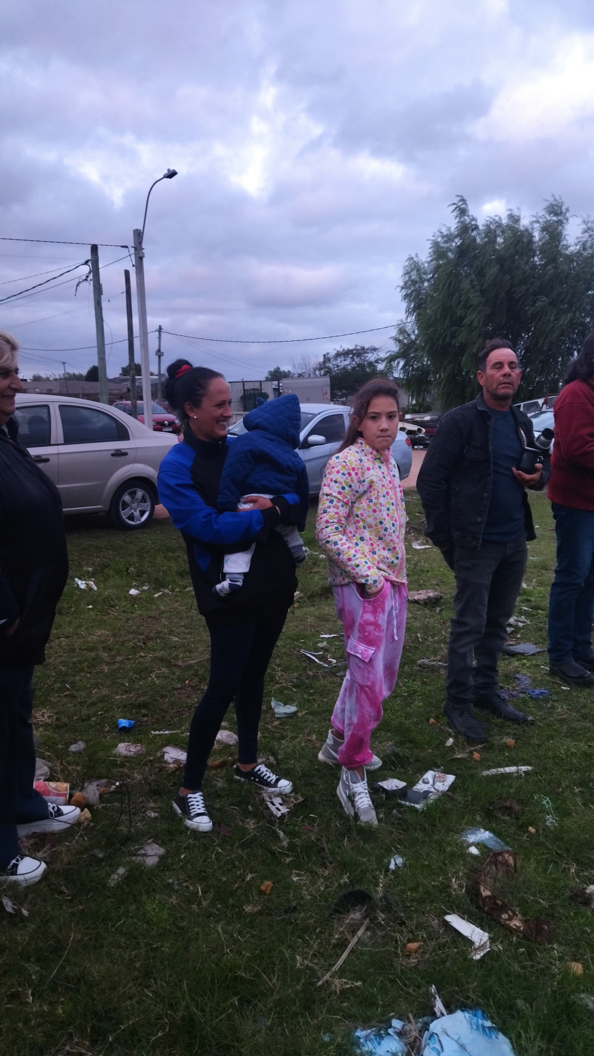 REUNIÓN EN EL BARRIO NUEVO DE COLONIA NICOLICH POR BASURALES SOBRE EL BAÑADO.