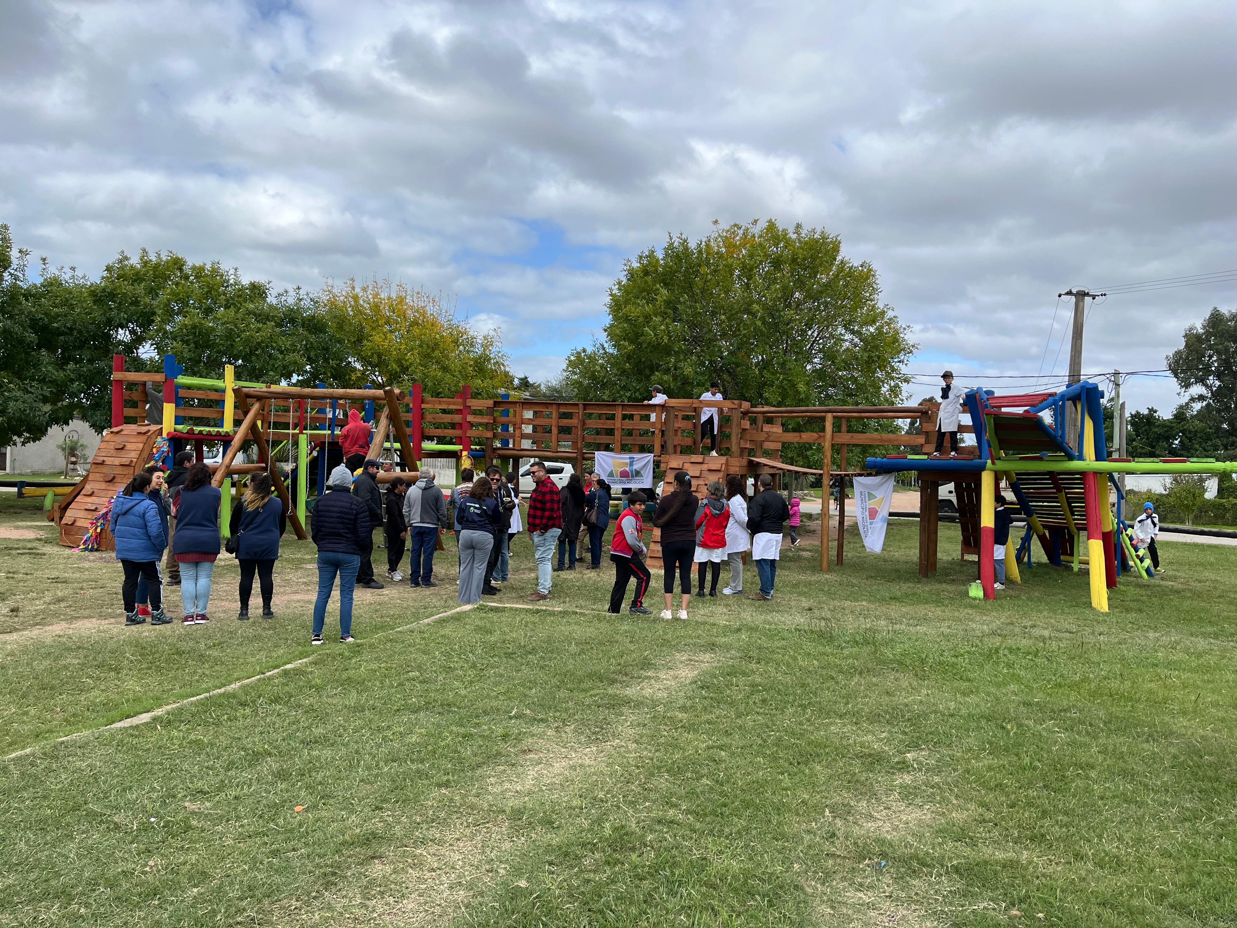INSTALACIÓN DE PLACA E INAUGURACIÓN DE JUEGOS EN PLAZA 