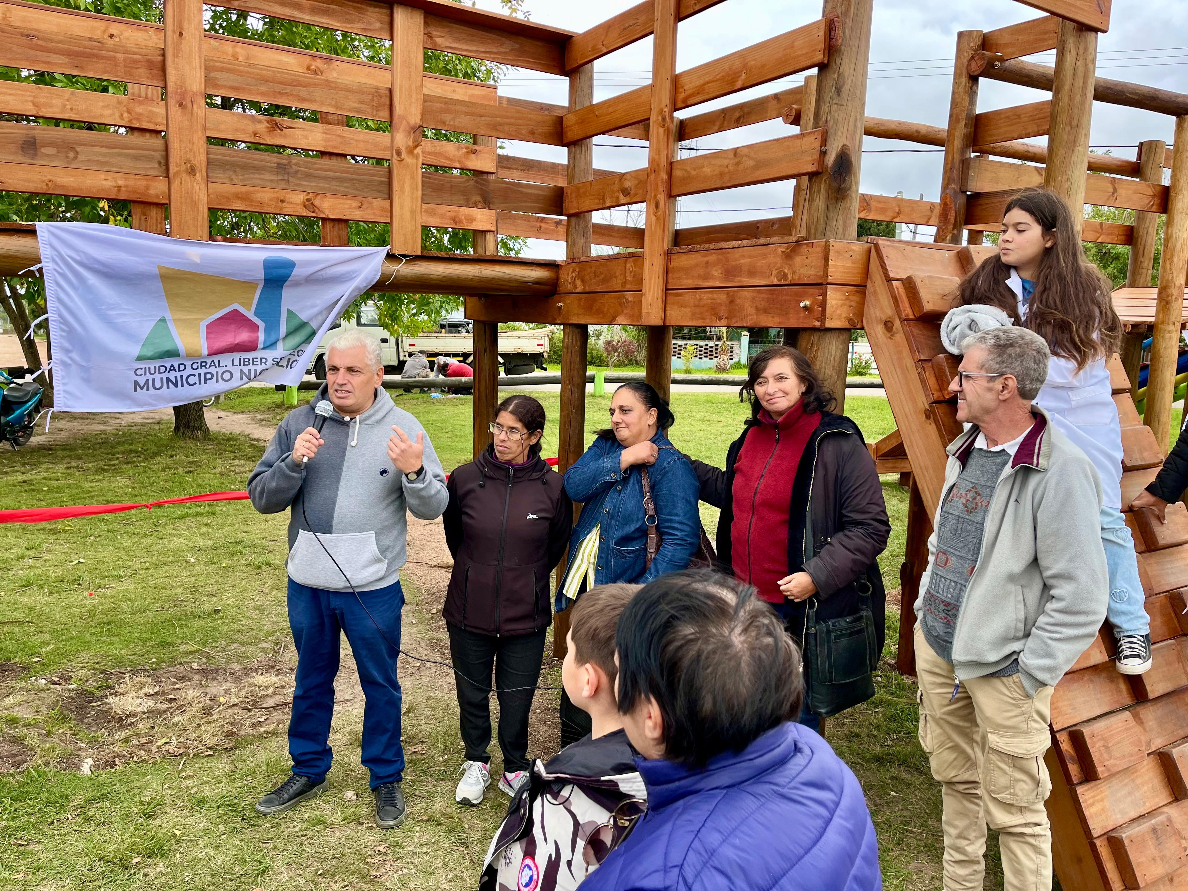 INSTALACIÓN DE PLACA E INAUGURACIÓN DE JUEGOS EN PLAZA 