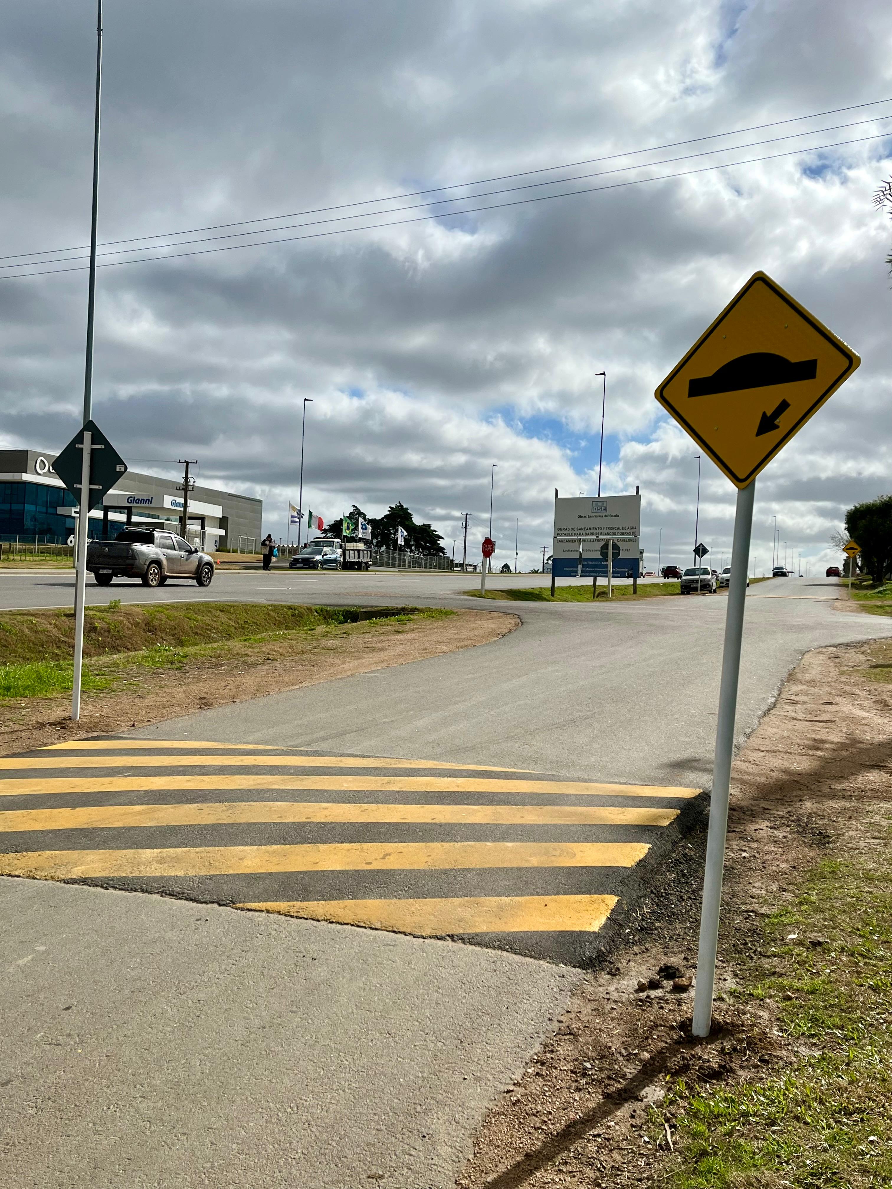 INSTALACIÓN DE LOMADAS EN CALLE AUXILIAR DE LA RUTA 101.