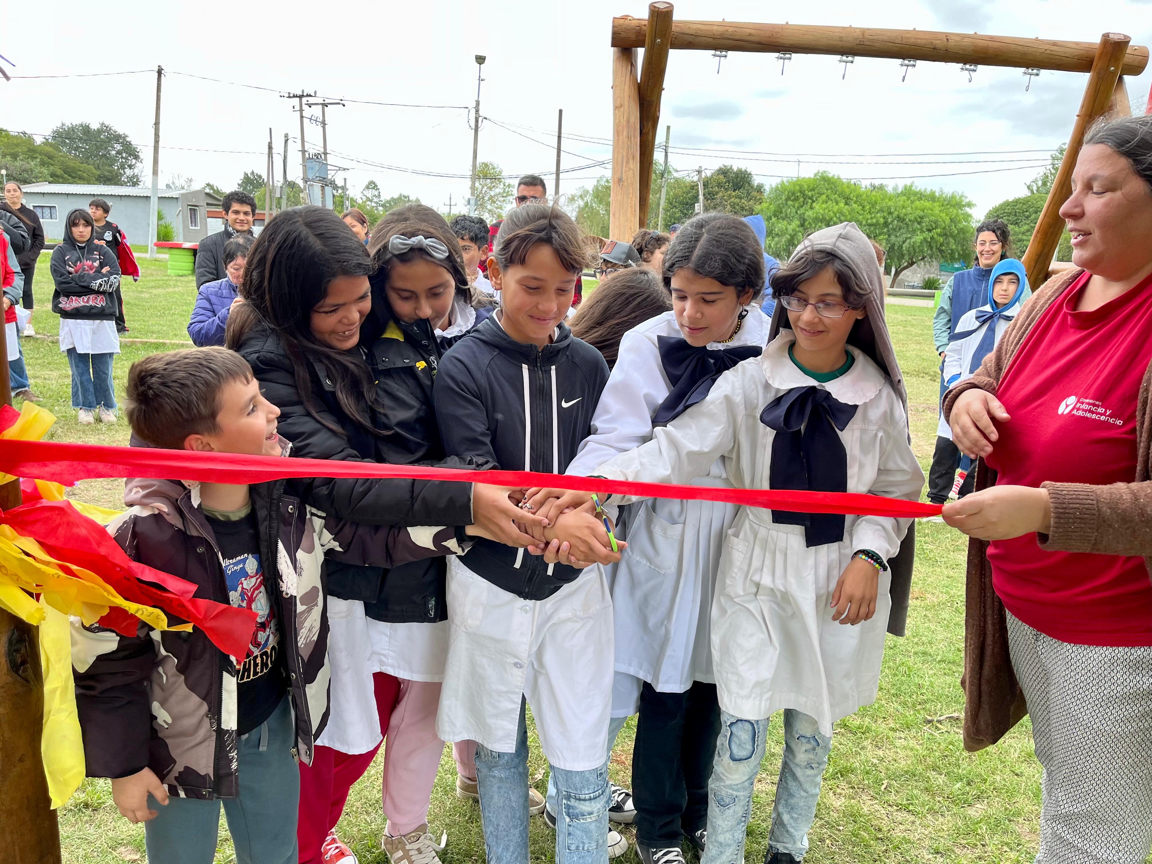 INSTALACIÓN DE PLACA E INAUGURACIÓN DE JUEGOS EN PLAZA 
