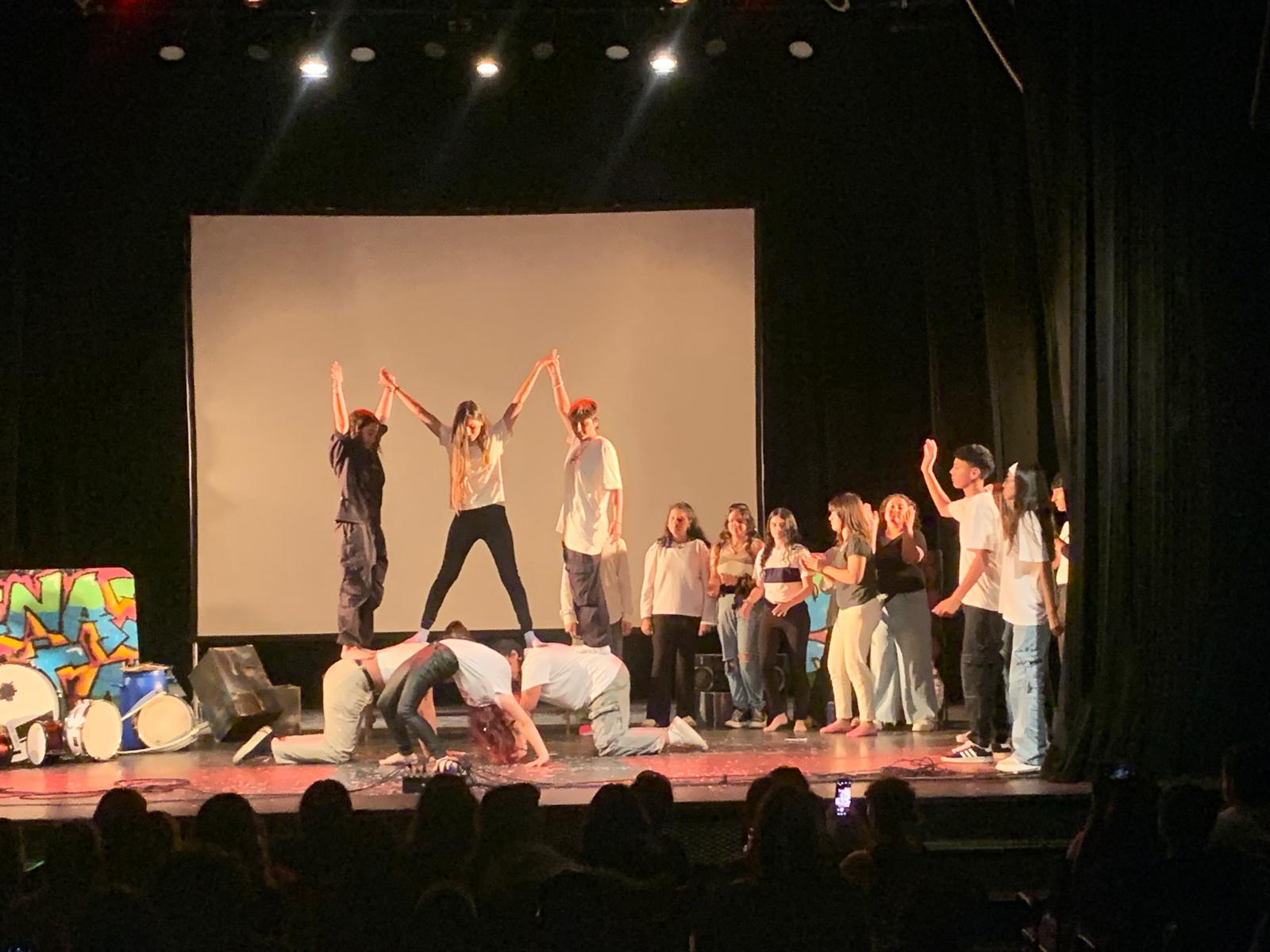 MUESTRA DE LOS TALLERES DEL LICEO DE COLONIA NICOLICH N°1 EN EL TEATRO FLORENCIO SÁNCHEZ DEL CERRO.