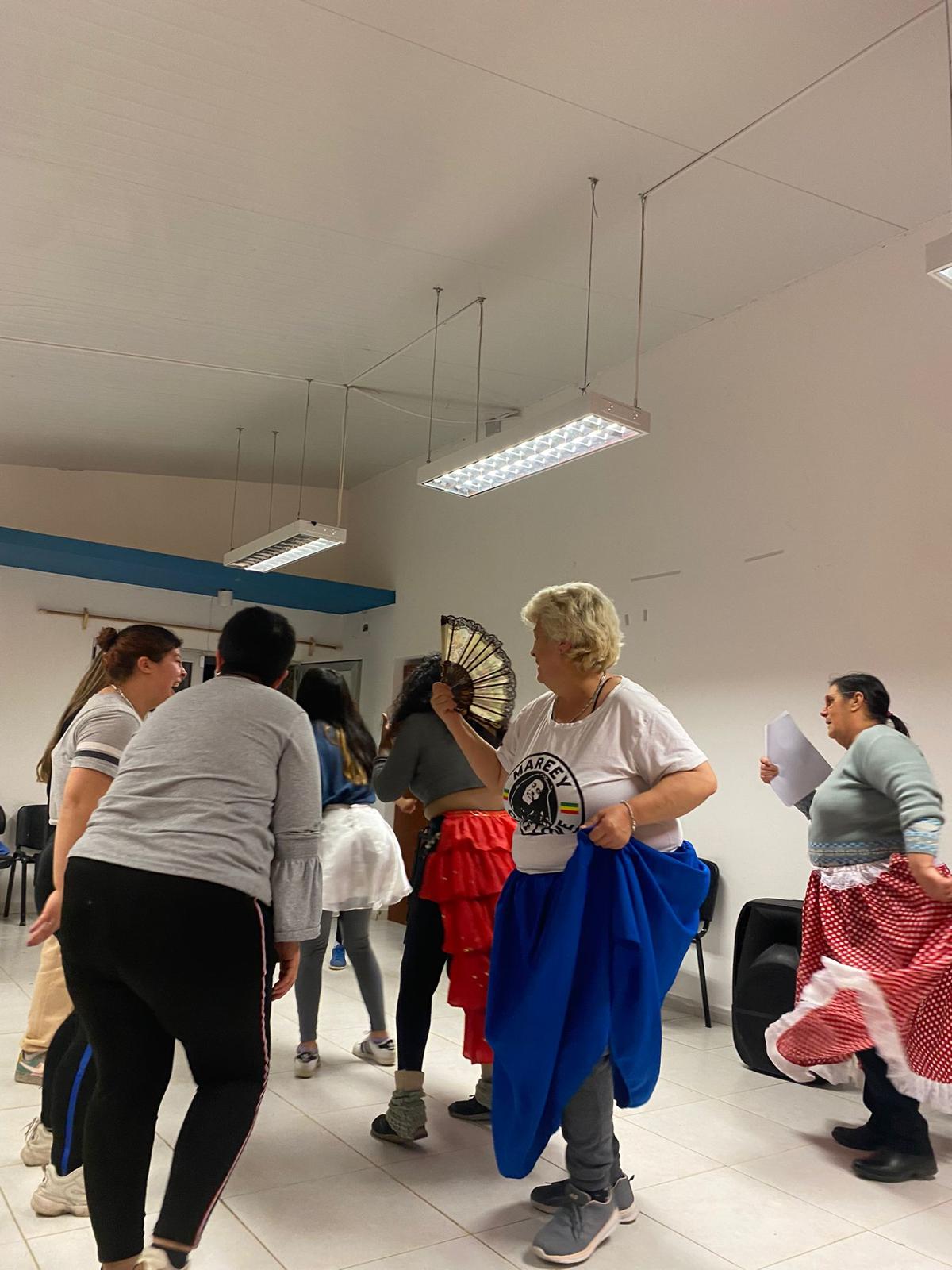 TALLER DE DANZA CANDOMBE EN EL CENTRO DE BARRIO DE COLONIA NICOLICH.