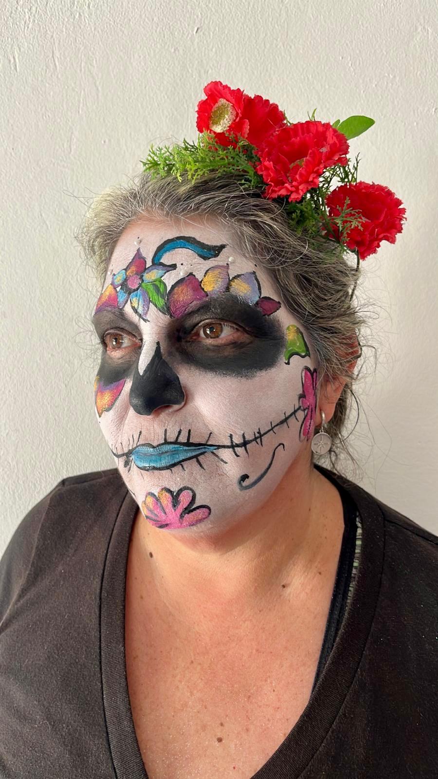 TALLER DE MAQUILLAJE ARTÍSTICO EN EL CENTRO DE BARRIO DE COLONIA NICOLICH.