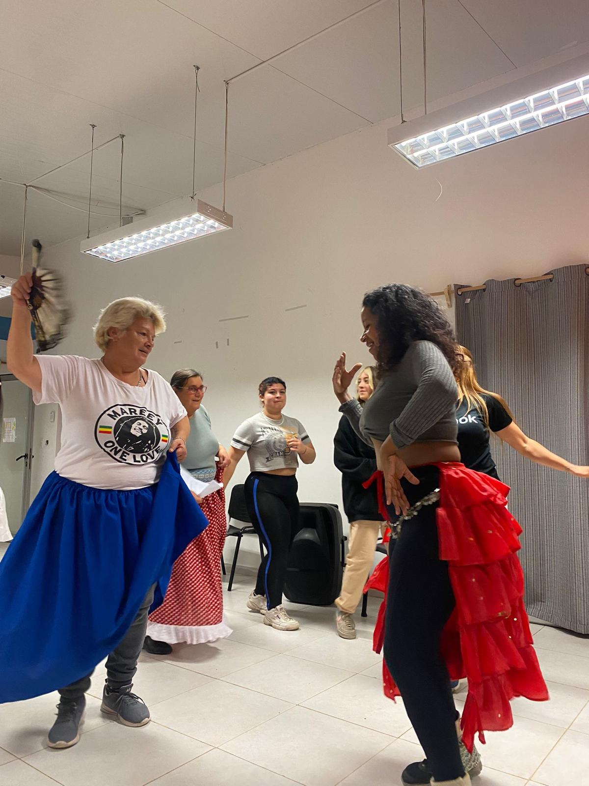 TALLER DE DANZA CANDOMBE EN EL CENTRO DE BARRIO DE COLONIA NICOLICH.