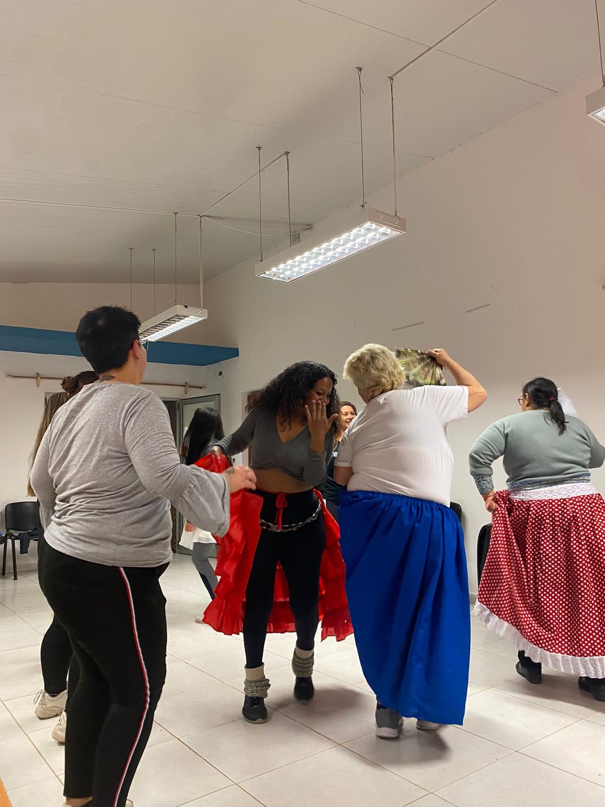 TALLER DE DANZA CANDOMBE EN EL CENTRO DE BARRIO DE COLONIA NICOLICH.