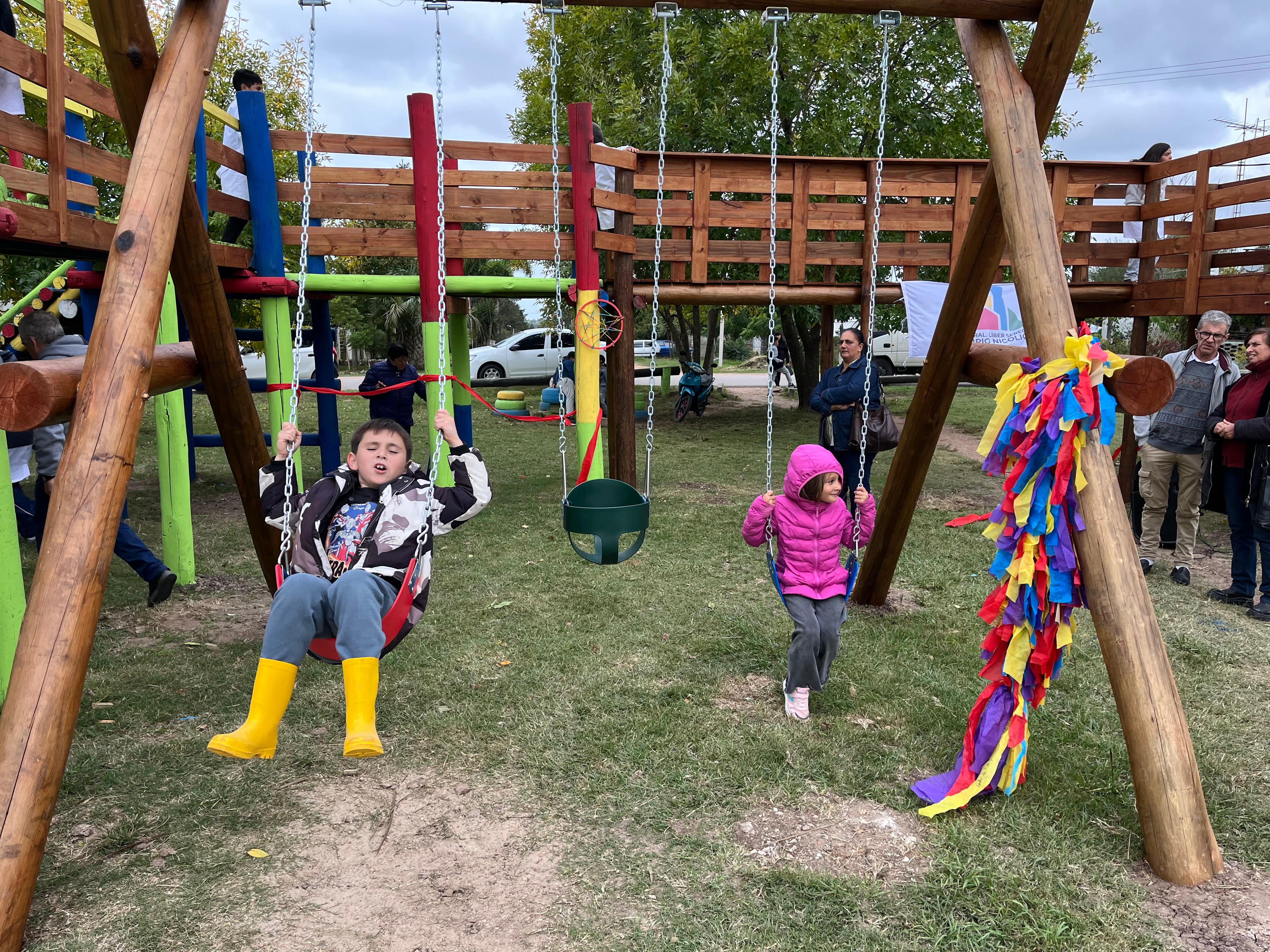 INSTALACIÓN DE PLACA E INAUGURACIÓN DE JUEGOS EN PLAZA 