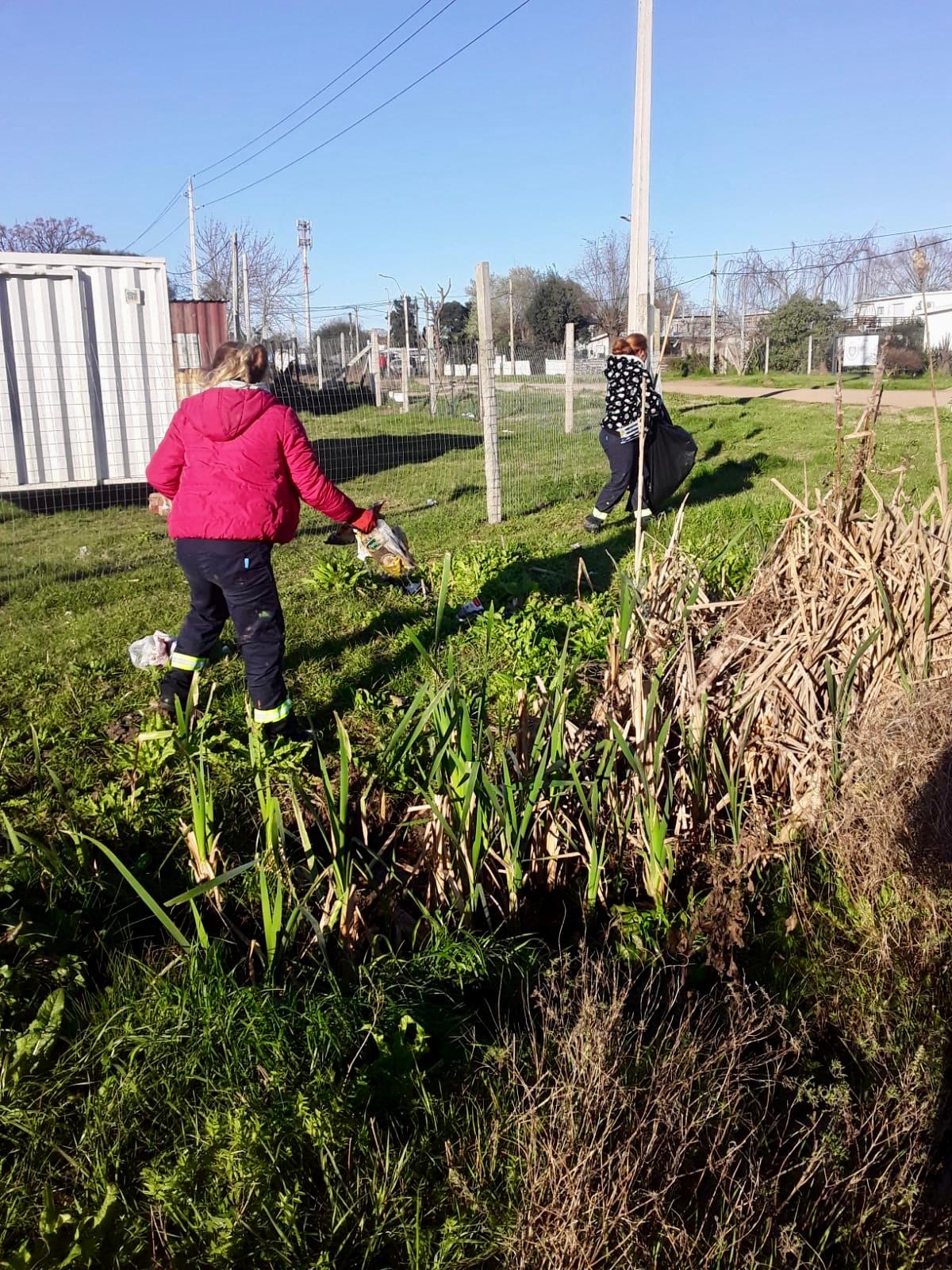 TRABAJOS EN EQUIPO: FUNCIONARIOS DEL MUNICIPIO NICOLICH - CIUDAD GRAL. LIBER SEREGNI Y TRABAJADORES DEL PROGRAMA 