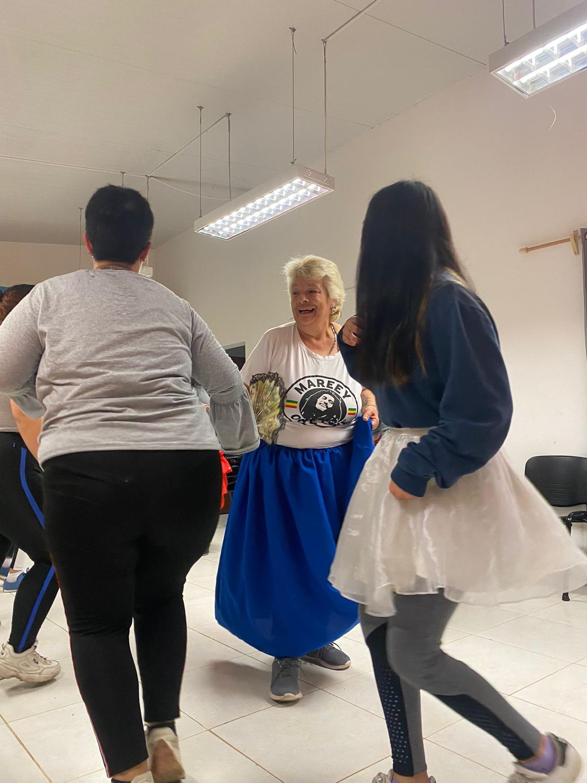 TALLER DE DANZA CANDOMBE EN EL CENTRO DE BARRIO DE COLONIA NICOLICH.