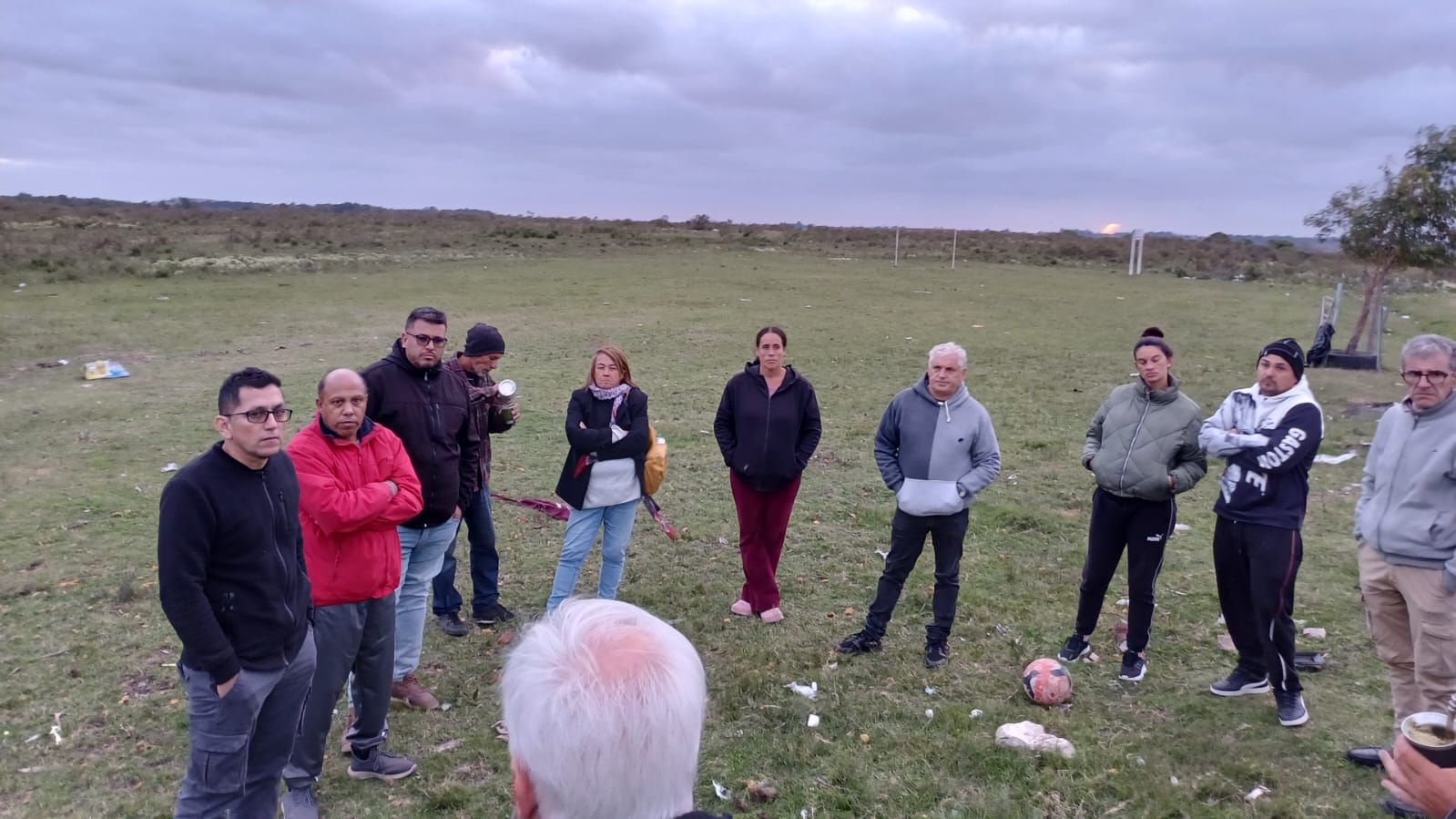 REUNIÓN EN EL BARRIO NUEVO DE COLONIA NICOLICH POR BASURALES SOBRE EL BAÑADO.
