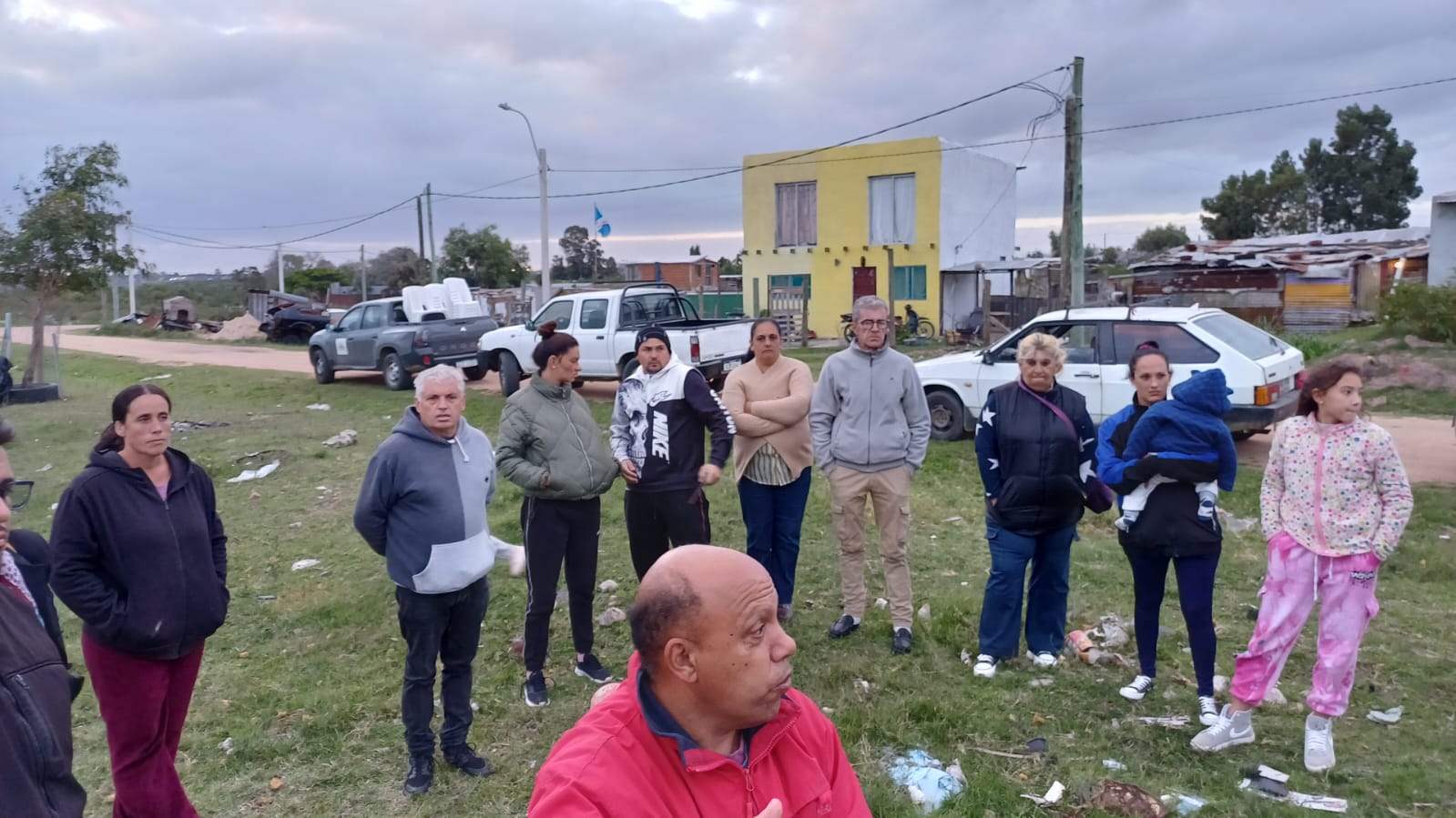 REUNIÓN EN EL BARRIO NUEVO DE COLONIA NICOLICH POR BASURALES SOBRE EL BAÑADO.