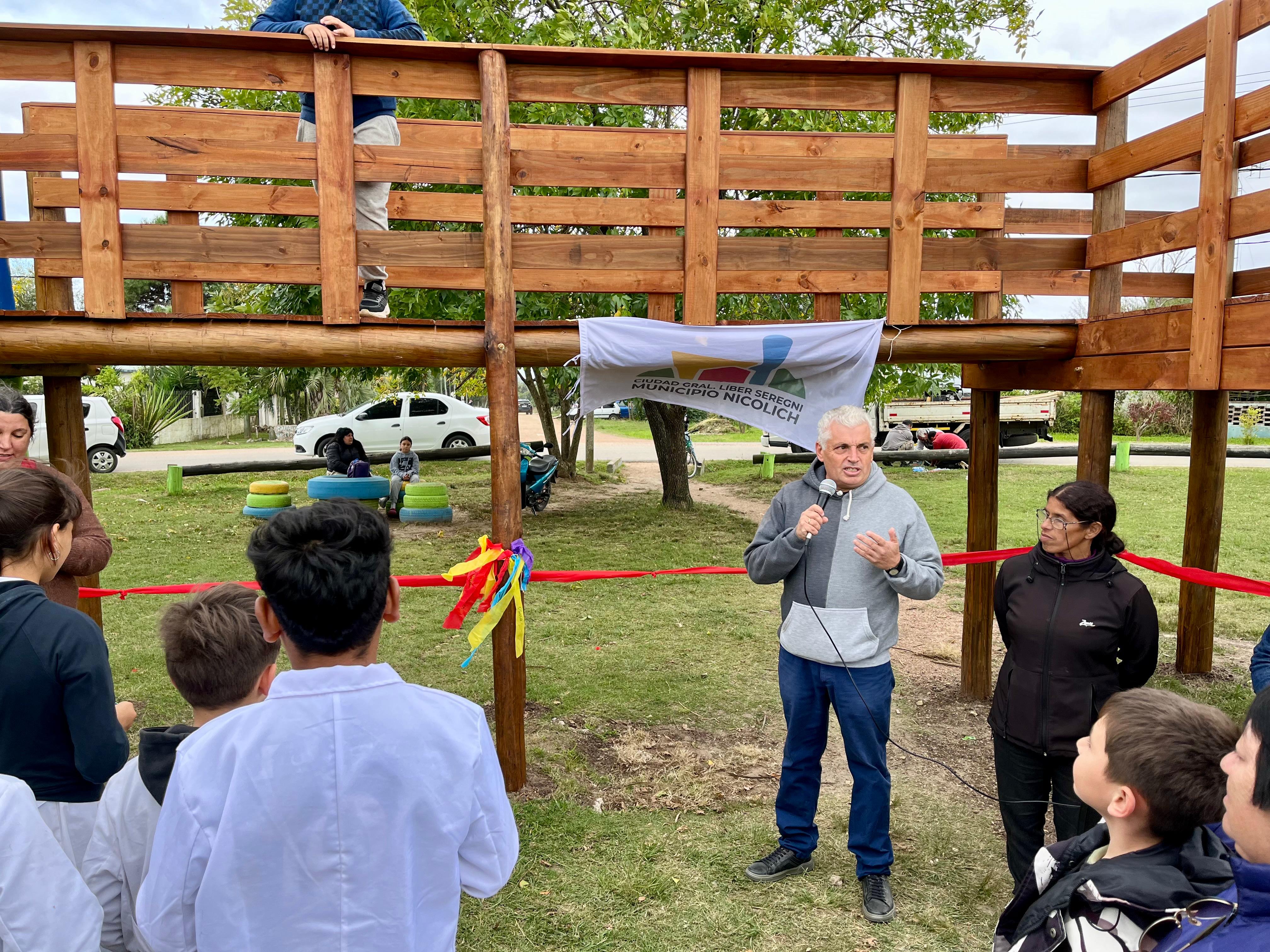 INSTALACIÓN DE PLACA E INAUGURACIÓN DE JUEGOS EN PLAZA 