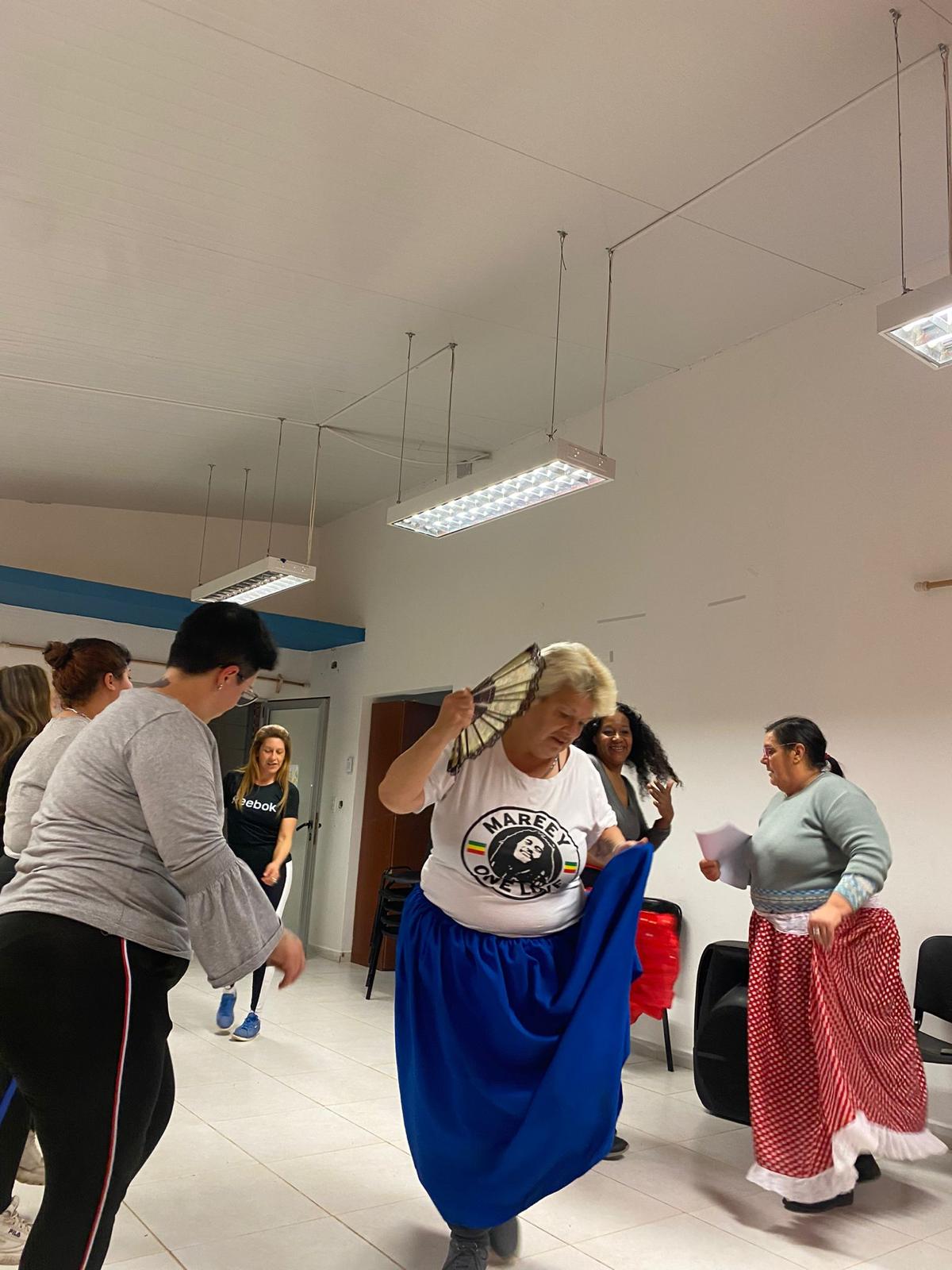 TALLER DE DANZA CANDOMBE EN EL CENTRO DE BARRIO DE COLONIA NICOLICH.