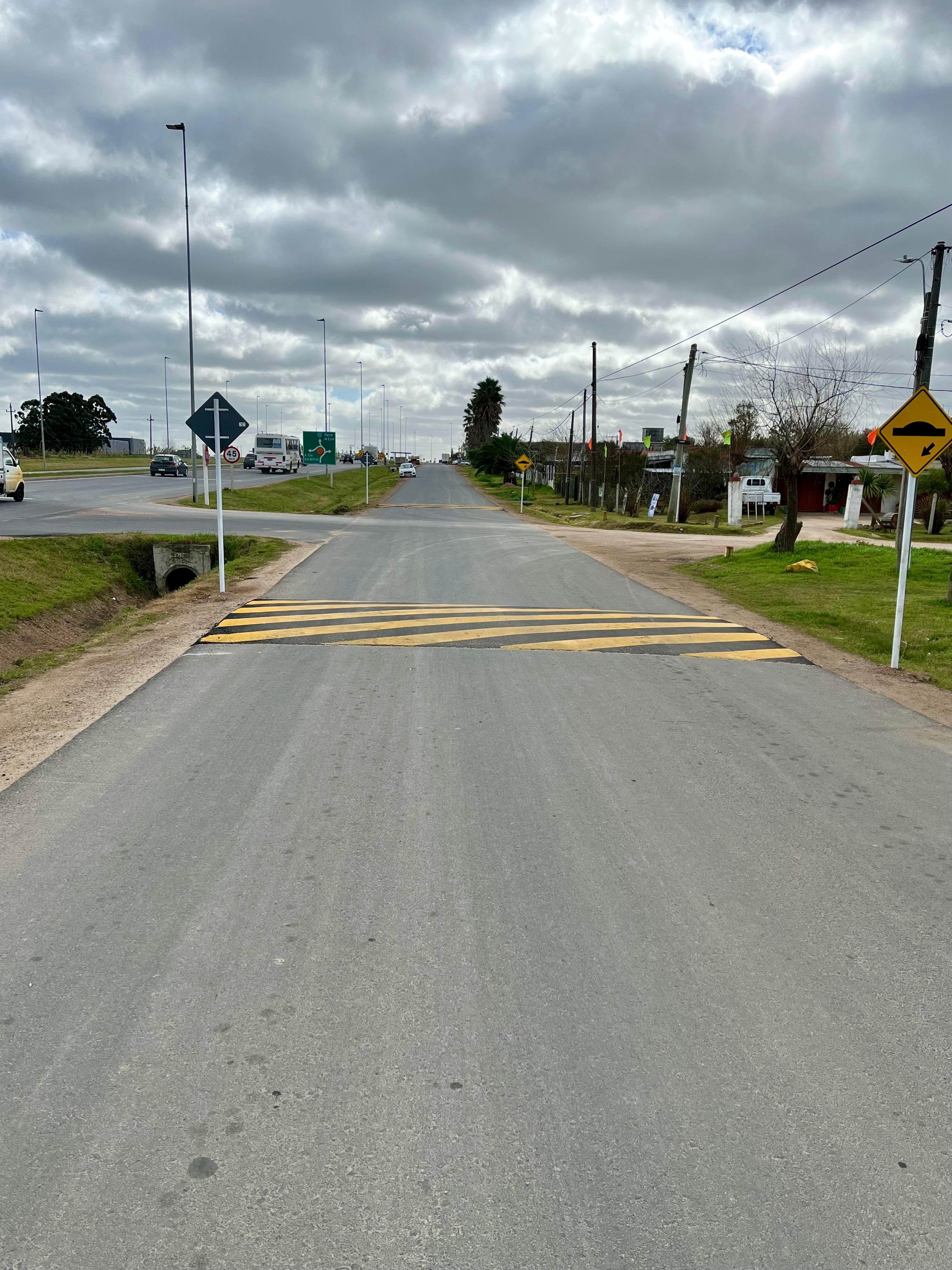 INSTALACIÓN DE LOMADAS EN CALLE AUXILIAR DE LA RUTA 101.