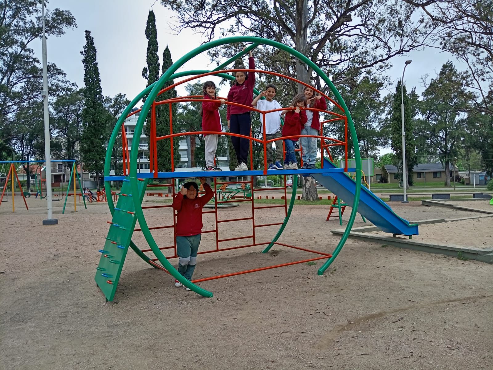 ORQUESTA JUVENIL DE LA CIUDAD GRAL. LIBER SEREGNI EN FLORES.