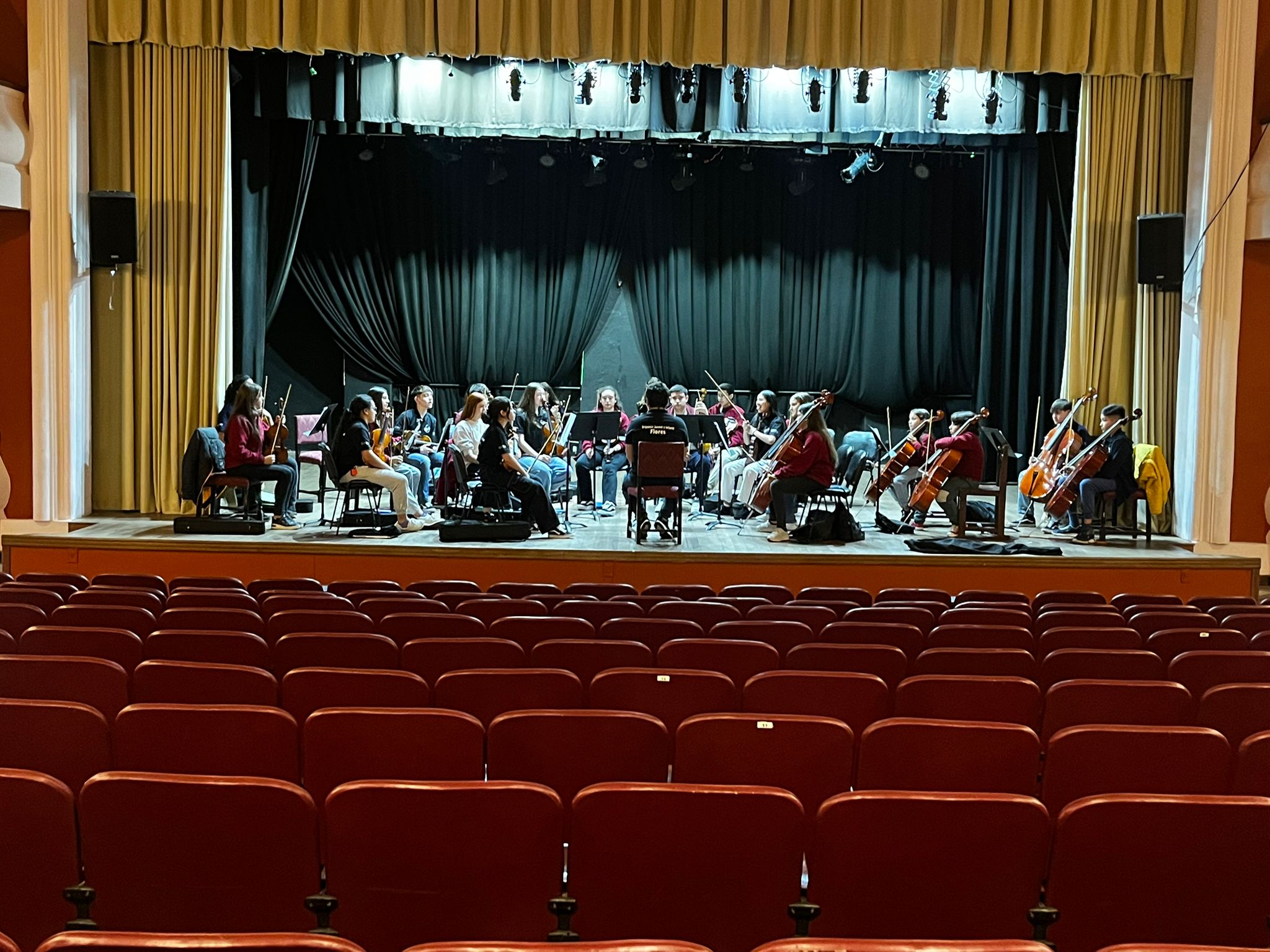 ORQUESTA JUVENIL DE LA CIUDAD GRAL. LIBER SEREGNI EN FLORES.