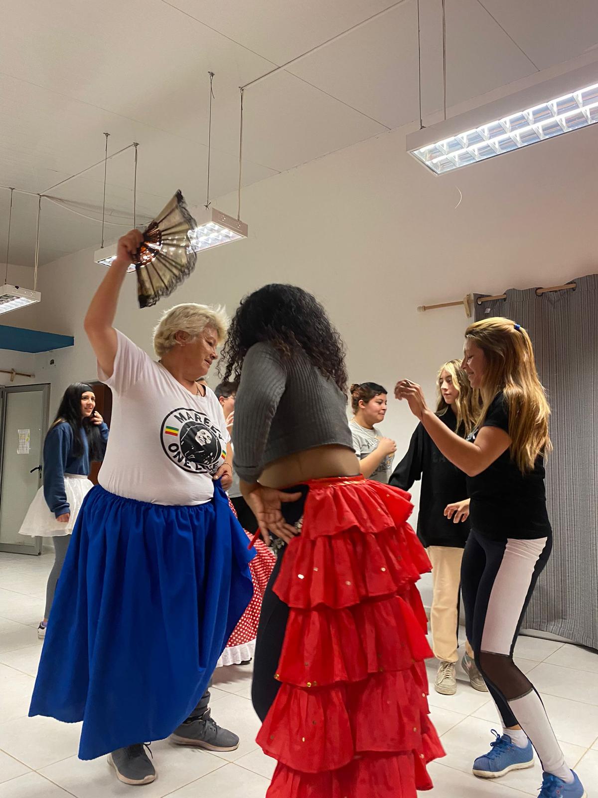 TALLER DE DANZA CANDOMBE EN EL CENTRO DE BARRIO DE COLONIA NICOLICH.