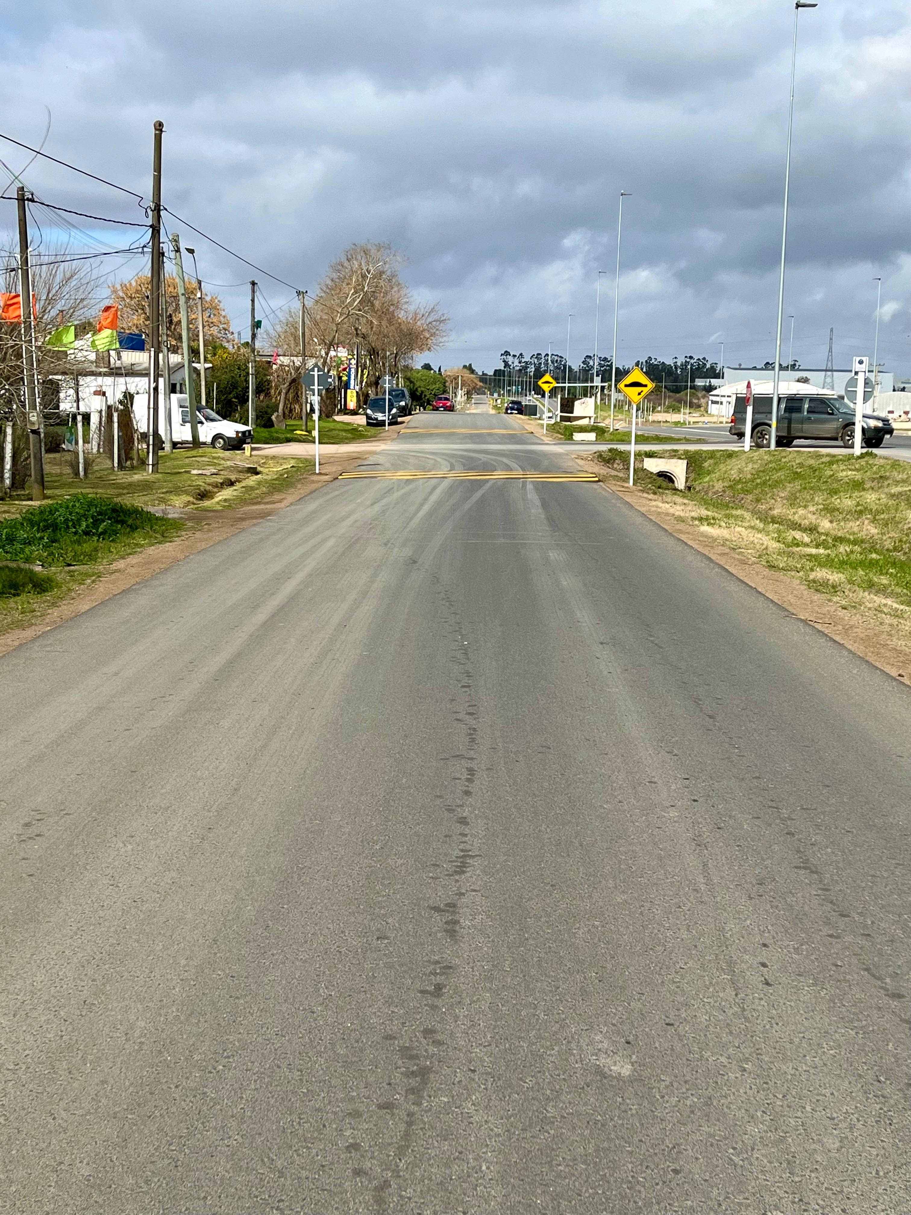 INSTALACIÓN DE LOMADAS EN CALLE AUXILIAR DE LA RUTA 101.