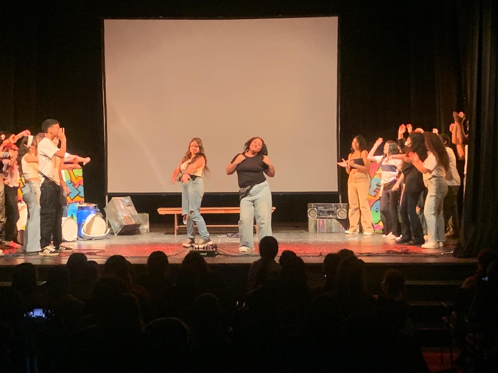 MUESTRA DE LOS TALLERES DEL LICEO DE COLONIA NICOLICH N°1 EN EL TEATRO FLORENCIO SÁNCHEZ DEL CERRO.