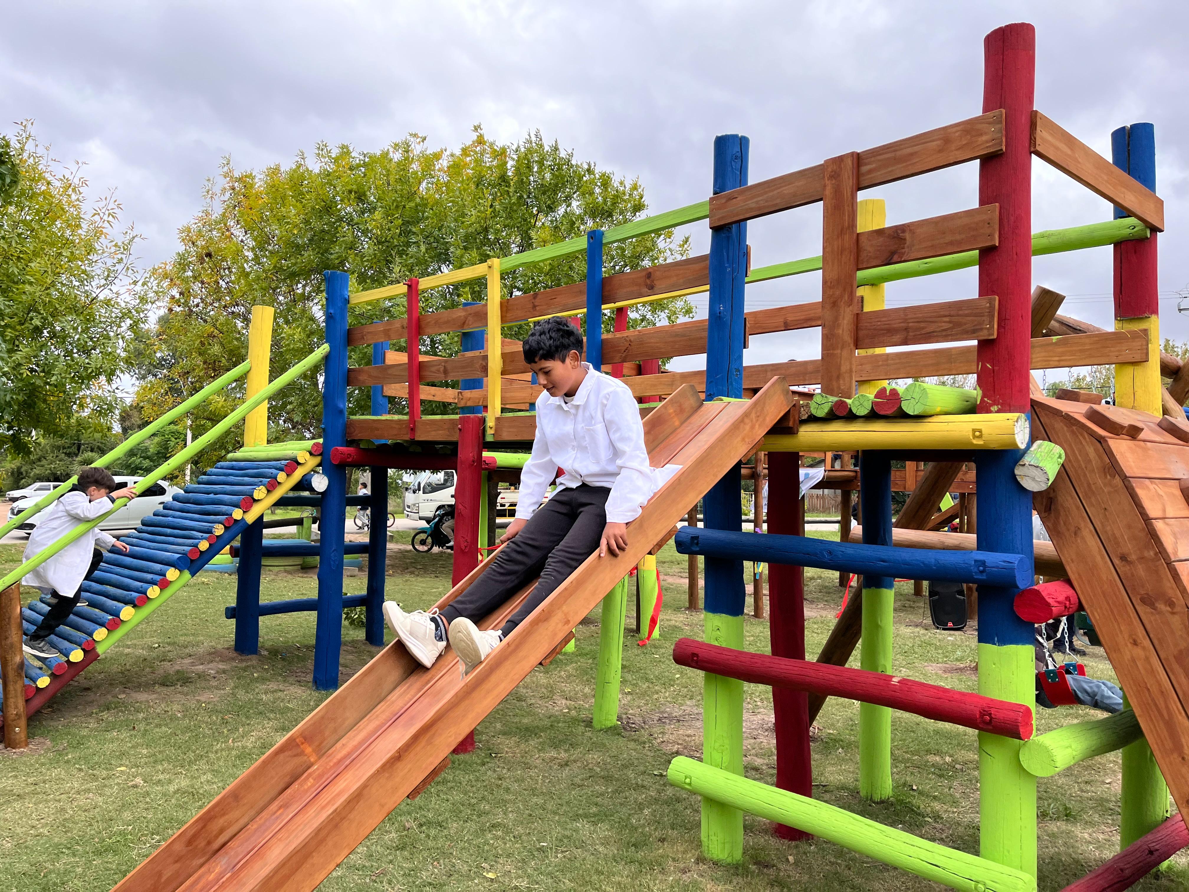 INSTALACIÓN DE PLACA E INAUGURACIÓN DE JUEGOS EN PLAZA 