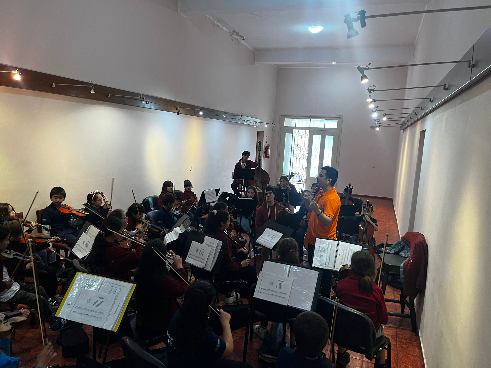 ORQUESTA JUVENIL DE LA CIUDAD GRAL. LIBER SEREGNI EN FLORES.