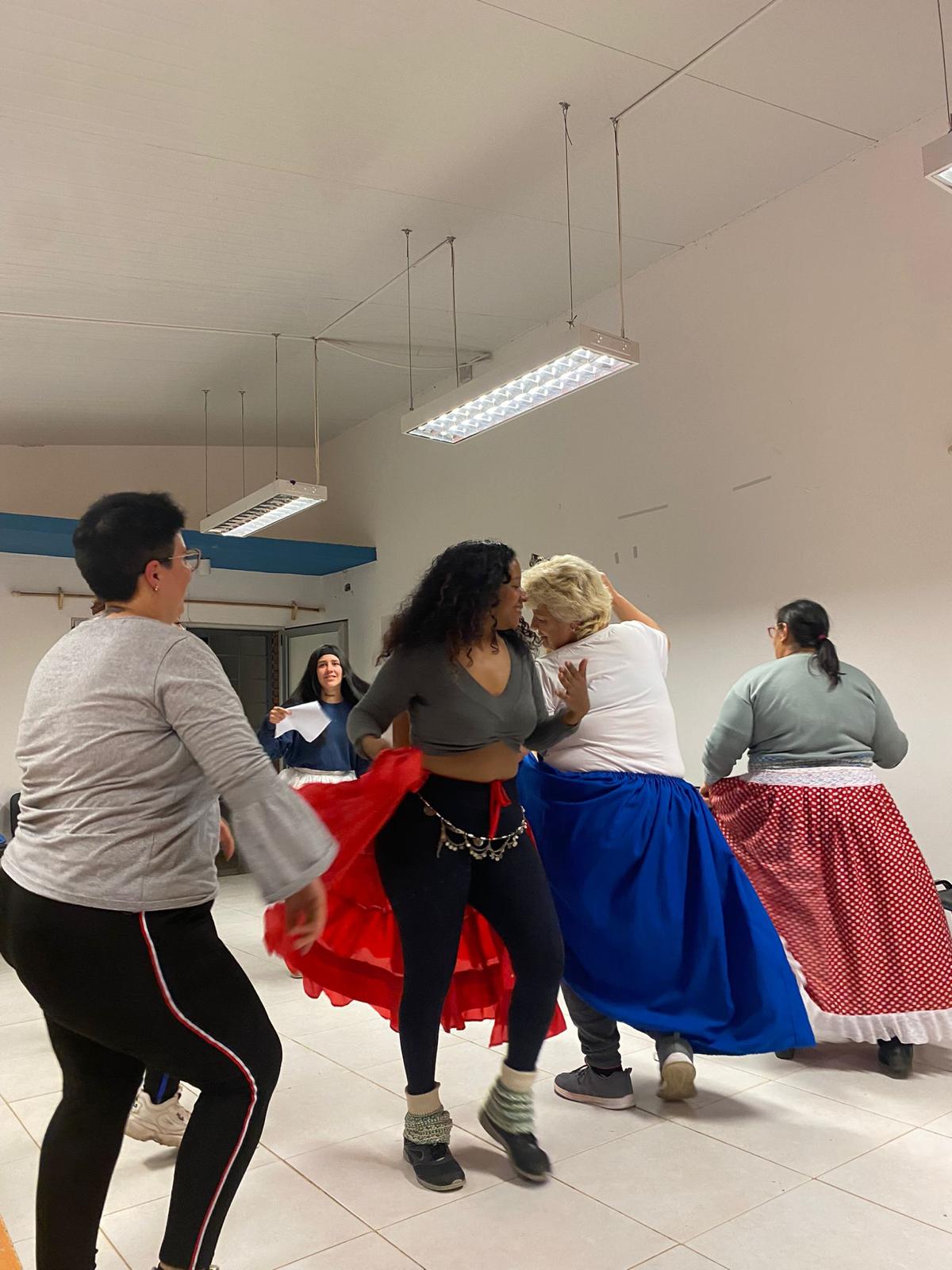 TALLER DE DANZA CANDOMBE EN EL CENTRO DE BARRIO DE COLONIA NICOLICH.