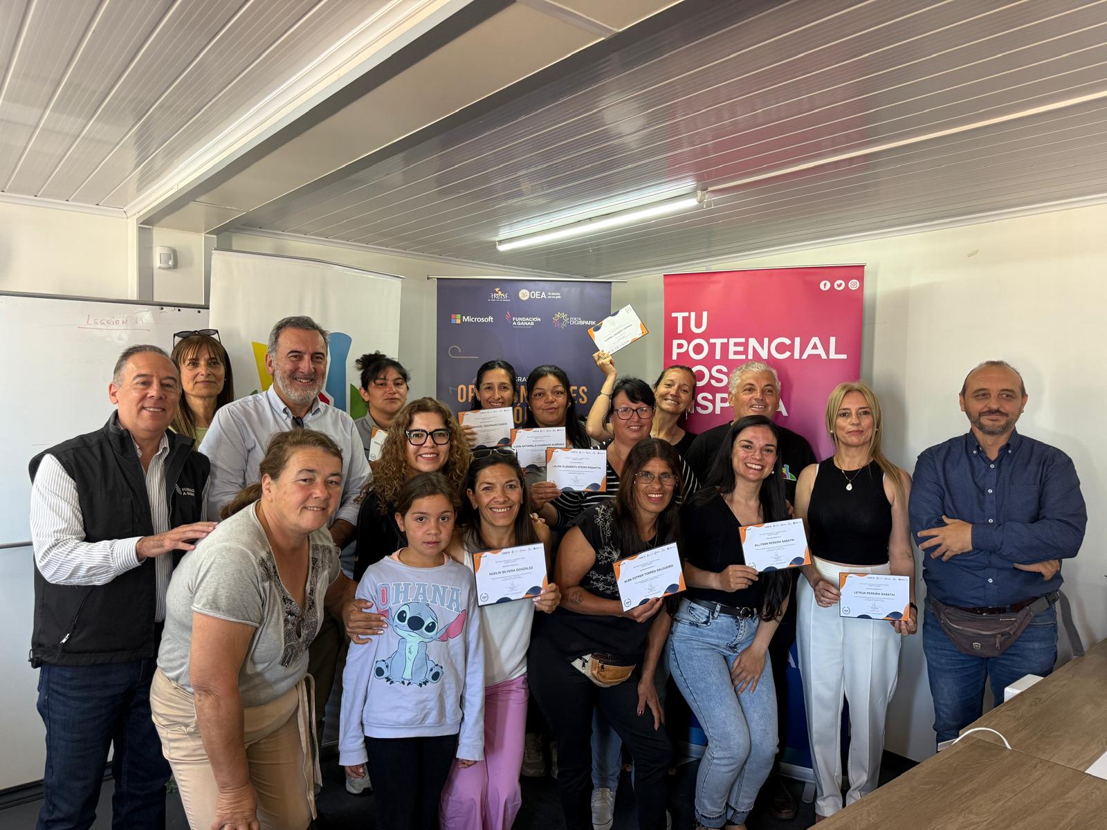 ENTREGA DE CERTIFICADOS DE CAPACITACIÓN EN HERRAMIENTAS DIGITALES A MUJERES DE LA CIUDAD GRAL. LIBER SEREGNI.