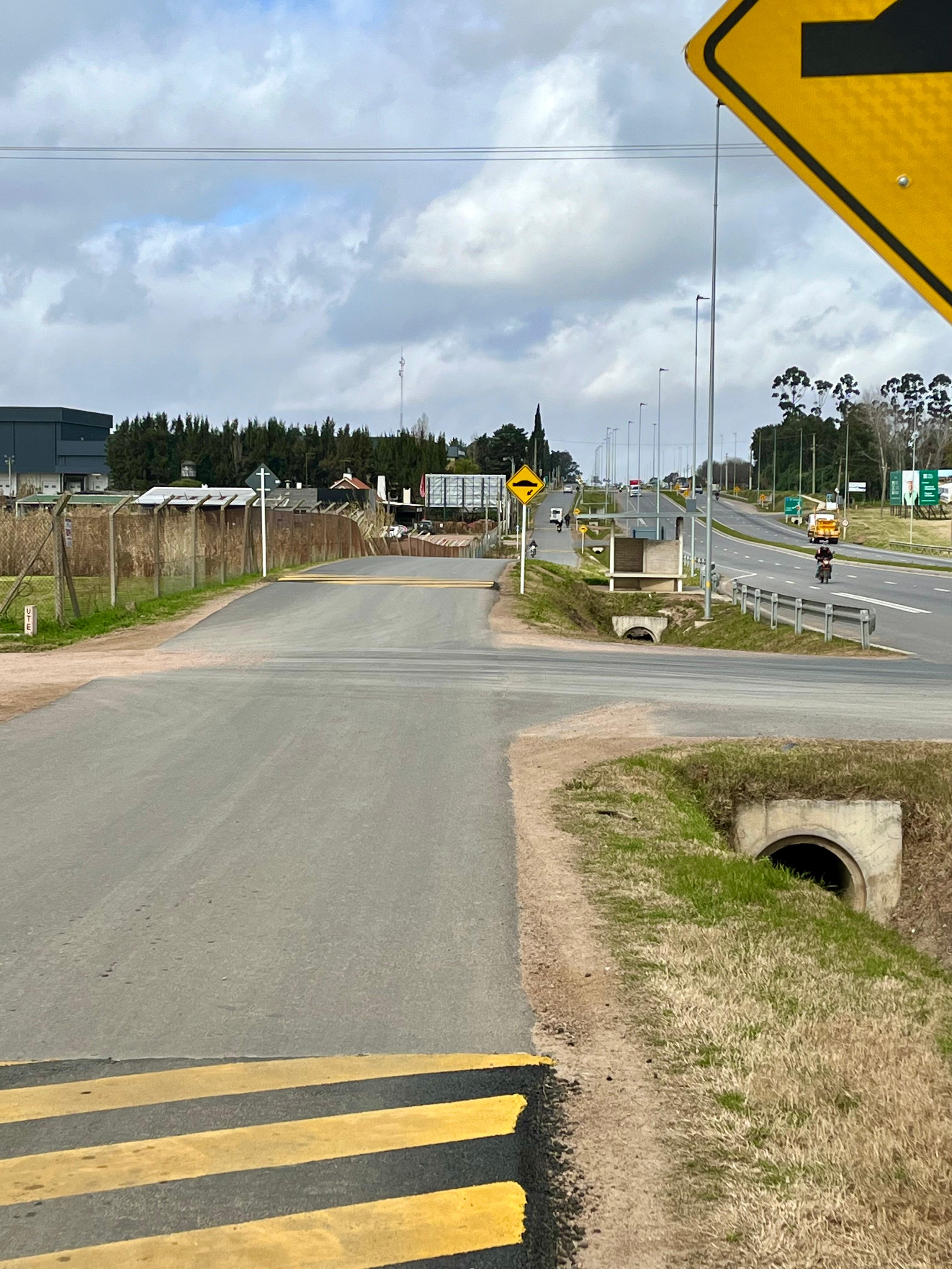 INSTALACIÓN DE LOMADAS EN CALLE AUXILIAR DE LA RUTA 101.