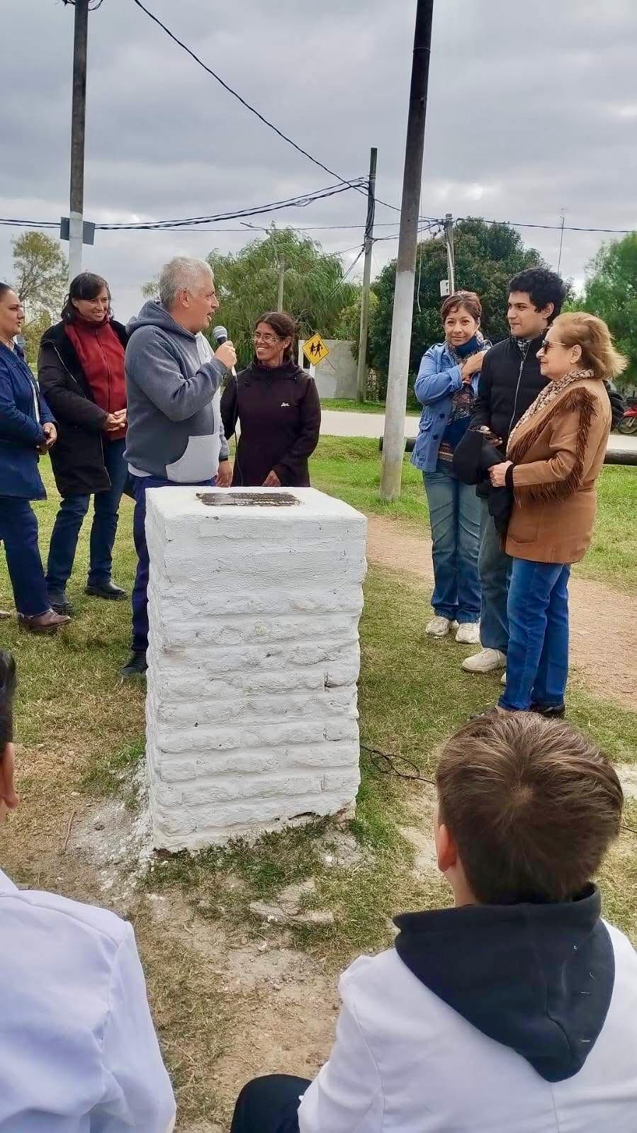 INSTALACIÓN DE PLACA E INAUGURACIÓN DE JUEGOS EN PLAZA 