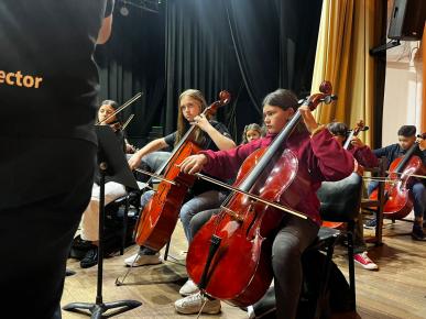 ORQUESTA JUVENIL DE LA CIUDAD GRAL. LIBER SEREGNI EN FLORES.