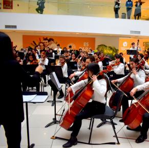 Concierto del Programa "Un niño, un instrumento" en el hall del Shopping Costa Urbana