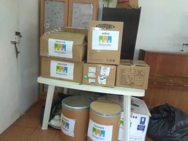 Cajas con donación de ropa de los/as trabajadores/as de Megalabs para la campaña de recolección de ropa